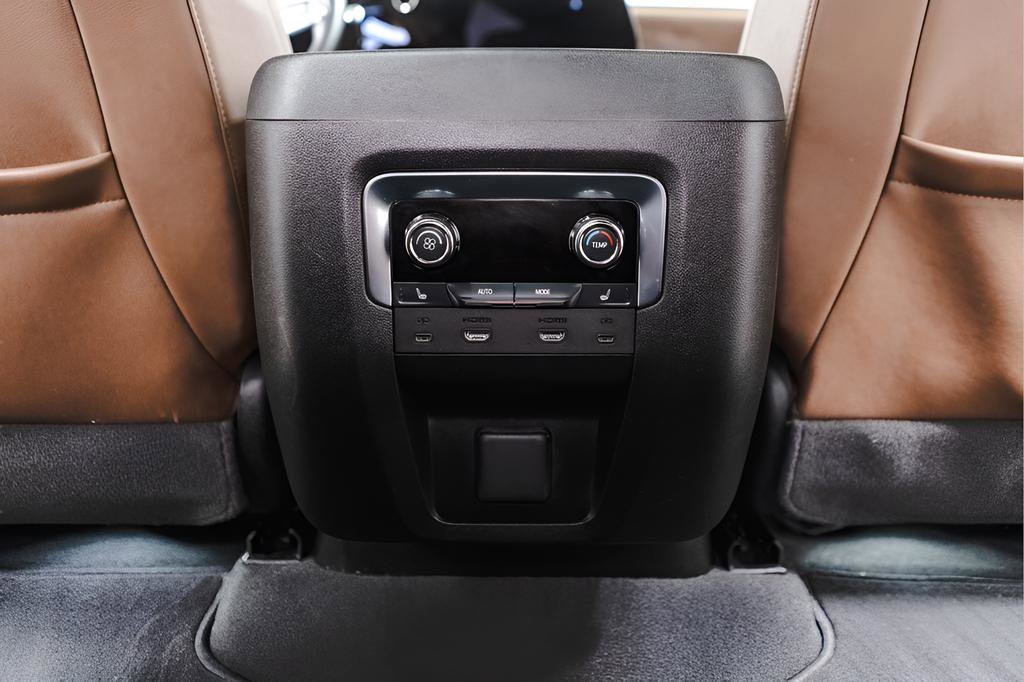 Used 2025 Chevrolet Suburban High Country image 34