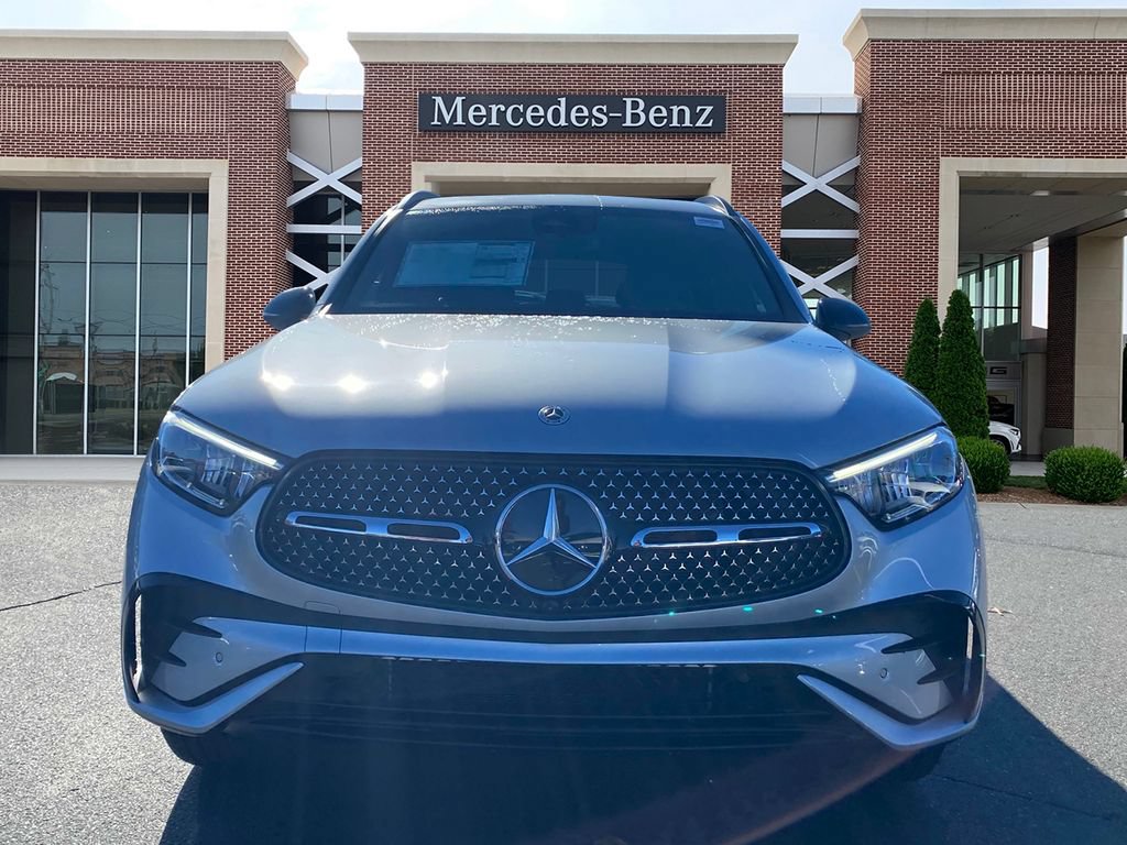 Used 2025 Mercedes-Benz GLC 300 4MATIC image 2