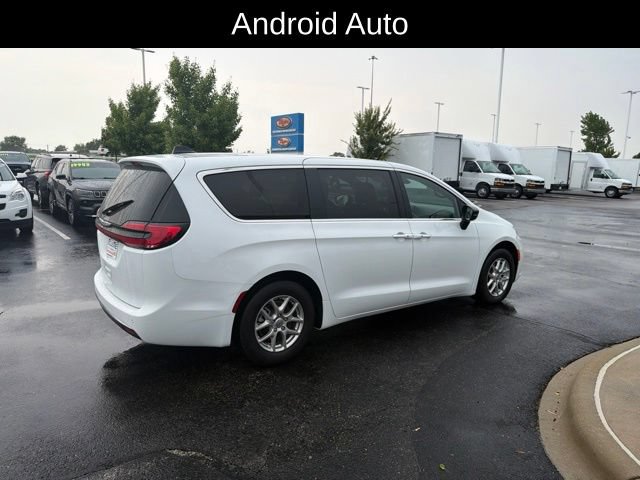 Used 2025 Chrysler Pacifica Select FWD image 3