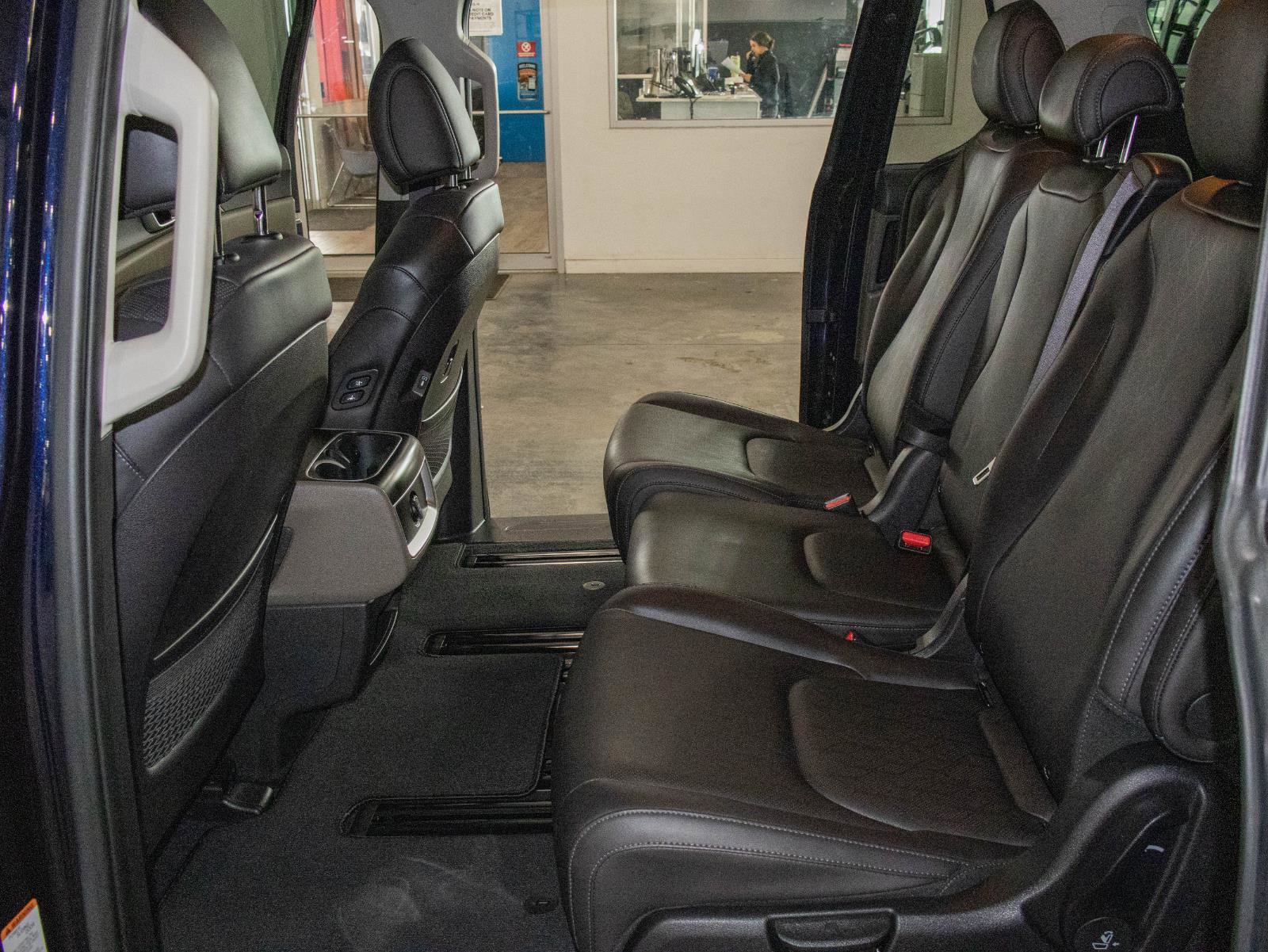 Used 2026 Kia Carnival EX image 14