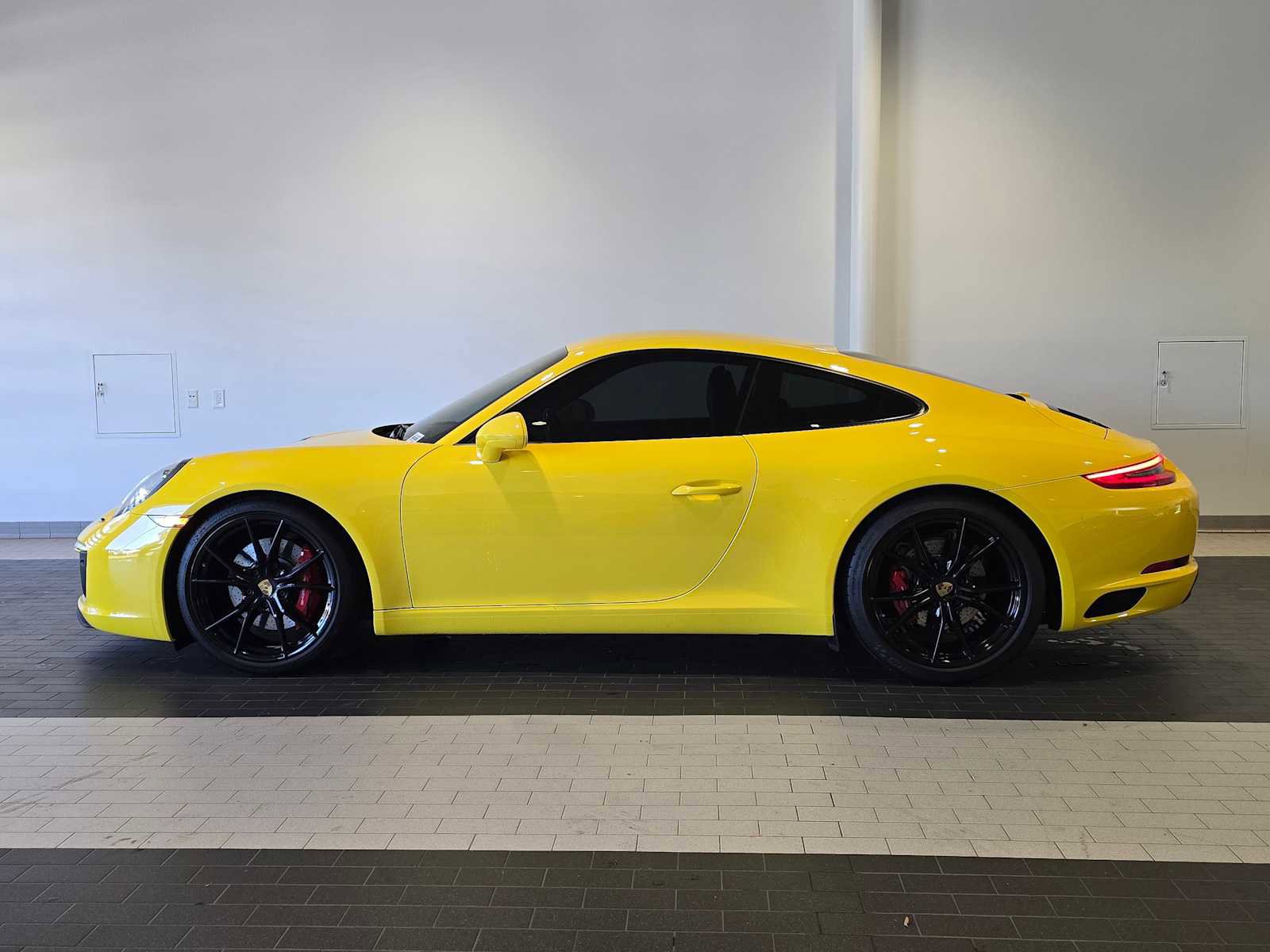 Used 2017 Porsche 911 Carrera S image 2