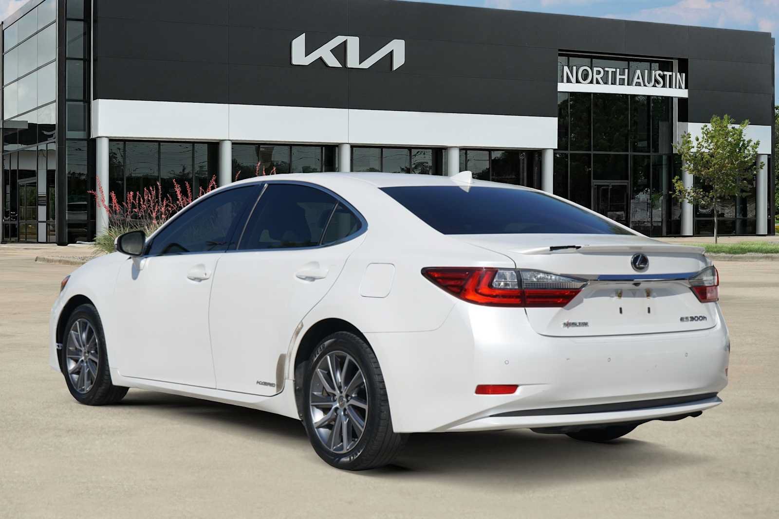 Used 2016 Lexus ES 300h w/ Premium Package w/Wood Trim FWD image 4
