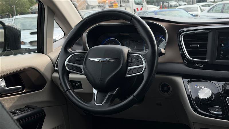 Used 2018 Chrysler Pacifica Touring-L FWD image 27