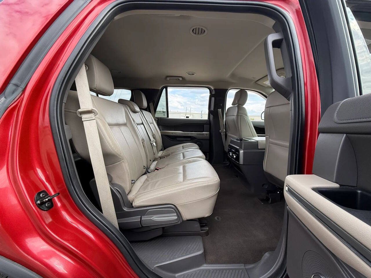 Used 2020 Ford Expedition XLT w/ Equipment Group 202A AWD/4WD image 14