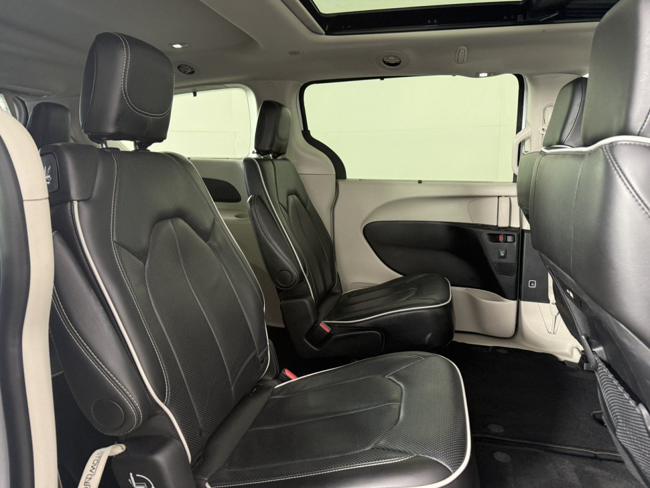 Used 2024 Chrysler Pacifica Limited FWD image 14