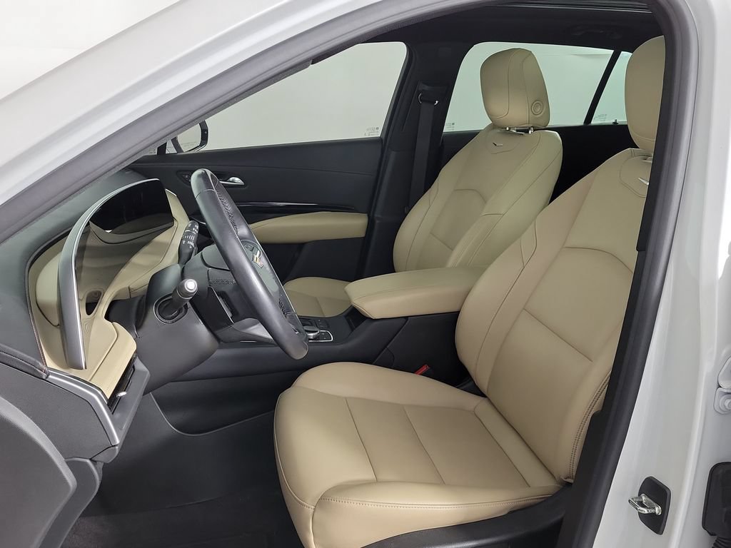 Certified 2024 Cadillac XT4 Luxury w/ Cold Weather Package FWD image 17