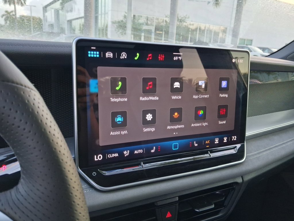New 2026 Volkswagen Tiguan SE R-Line FWD image 9