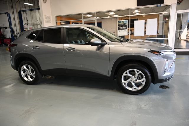 New 2026 Chevrolet Trax LS w/ LS Convenience Package FWD image 4