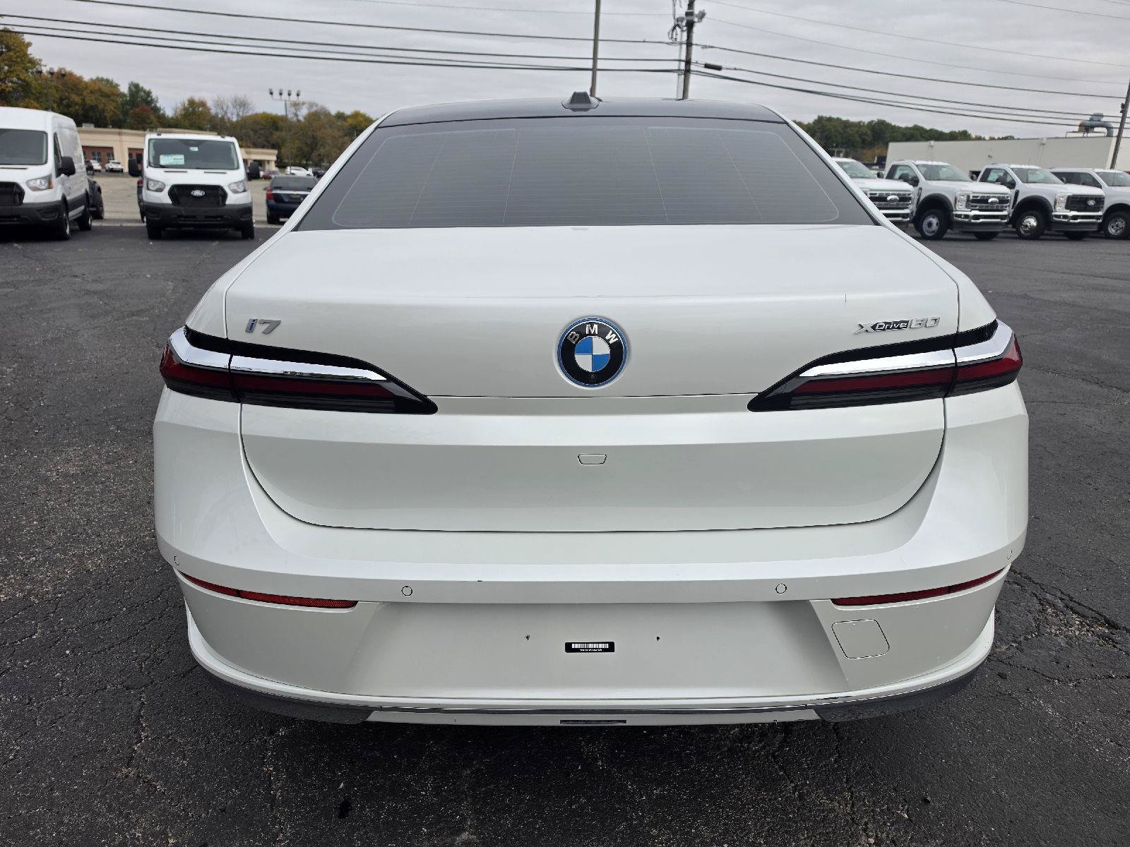 Used 2023 BMW i7 xDrive60 w/ Executive Package 2 AWD/4WD image 3