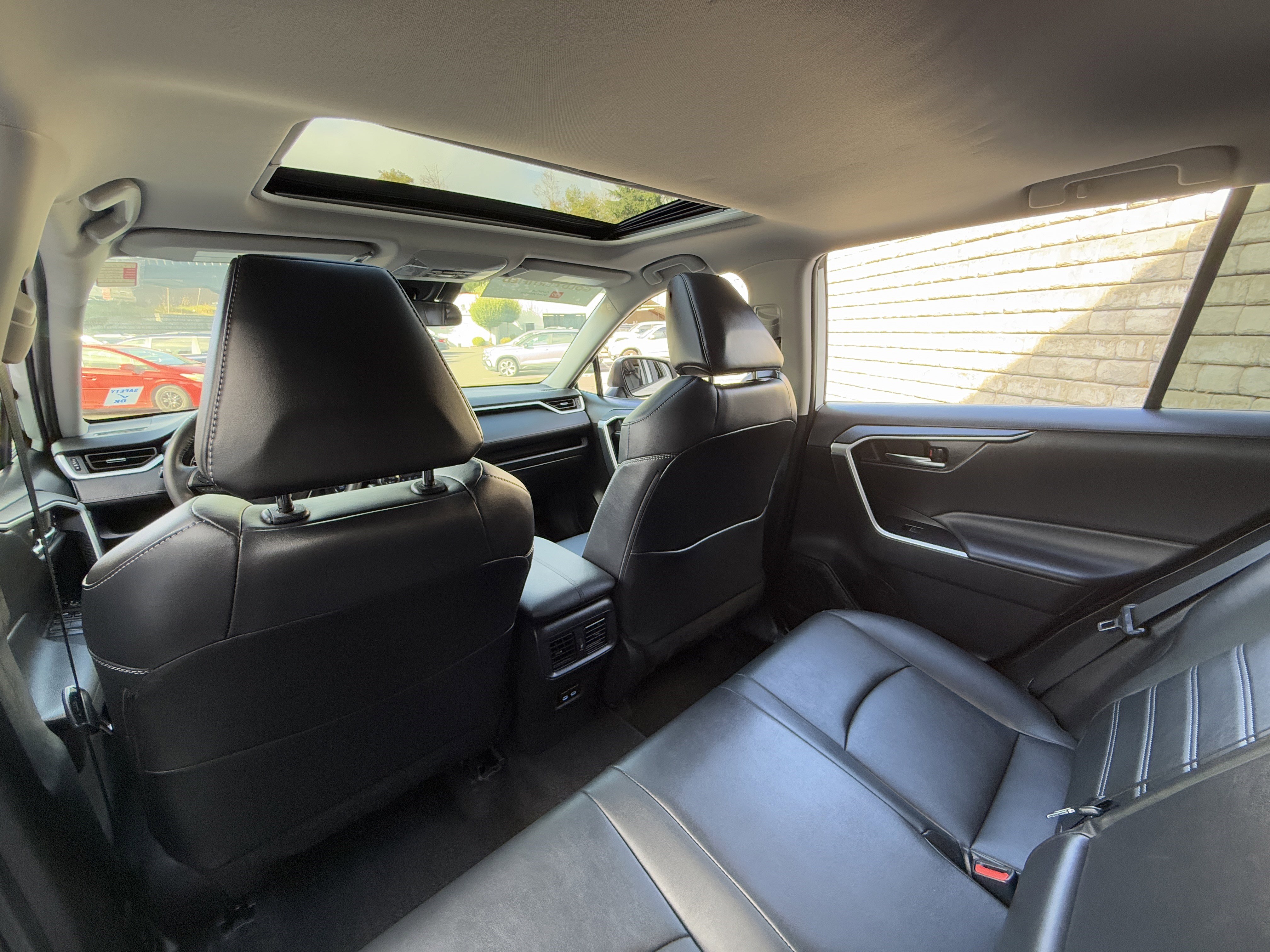Used 2022 Toyota RAV4 XLE Premium image 32