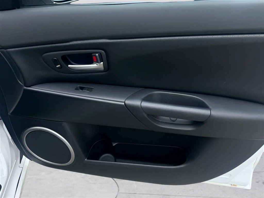 Used 2004 MAZDA MAZDA3 s w/ Moonroof & 6-CD Pkg FWD image 15