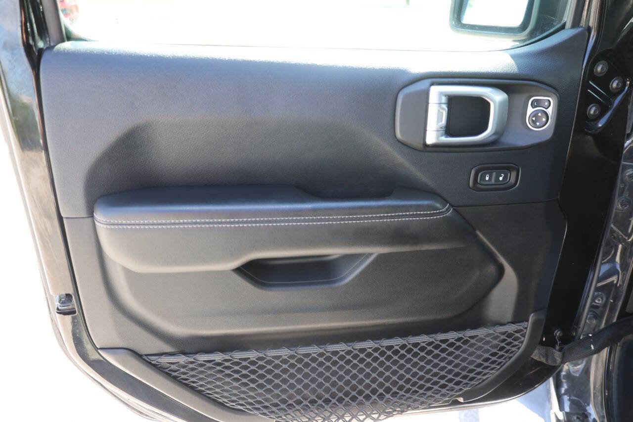 Used 2018 Jeep Wrangler Unlimited Sahara image 12