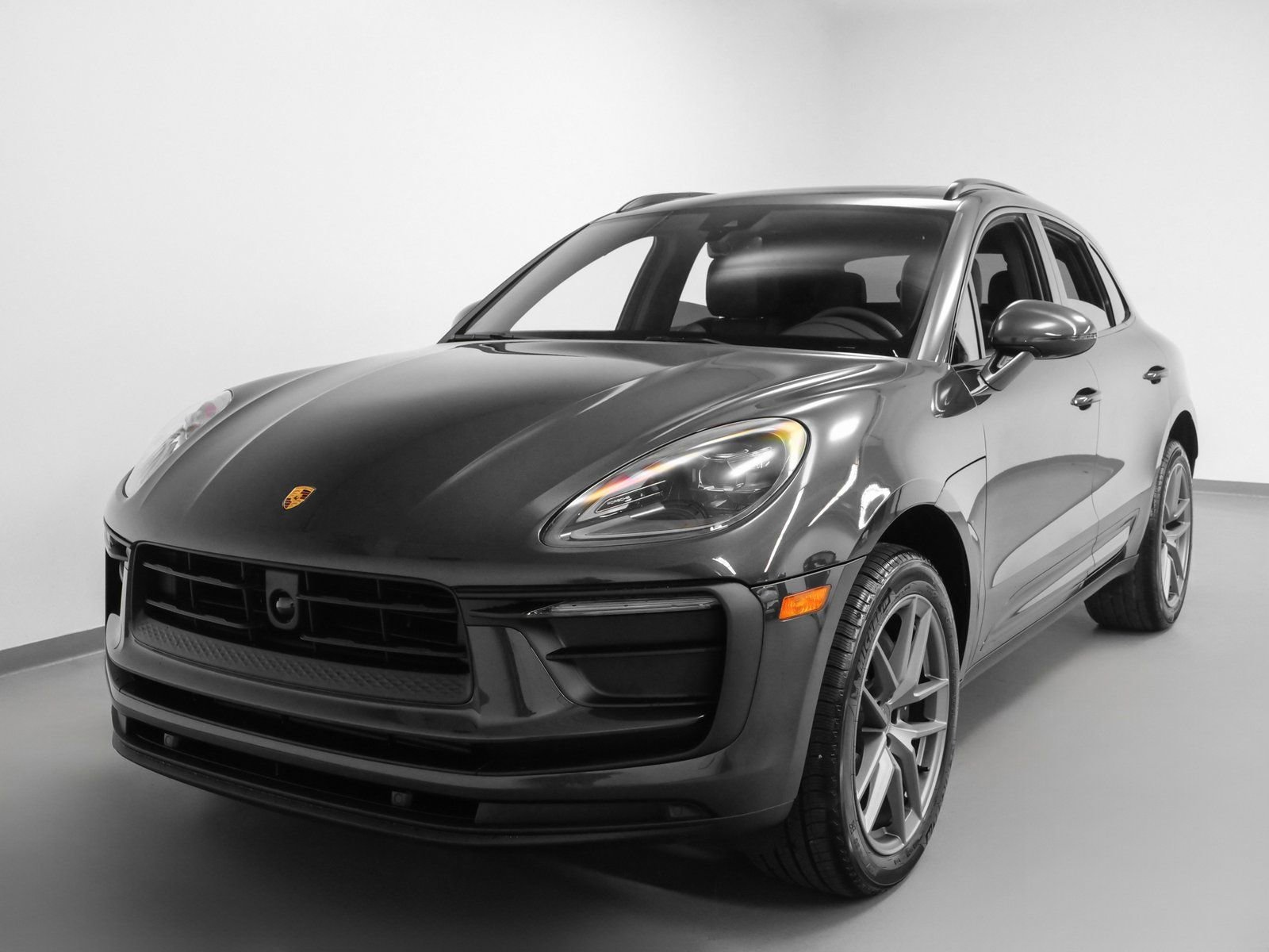Certified 2025 Porsche Macan AWD/4WD image 6