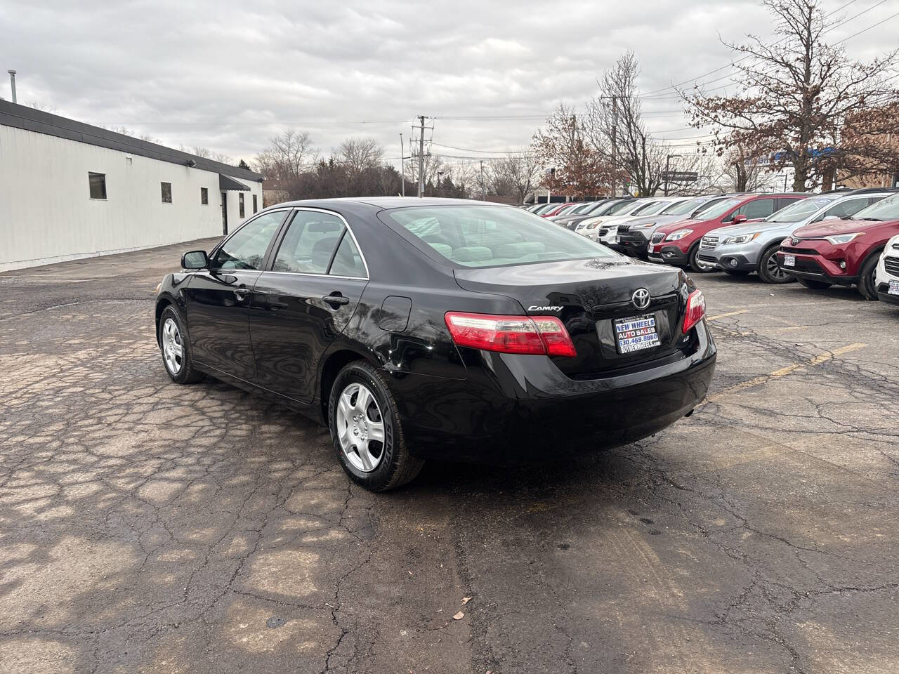Used 2009 Toyota Camry LE FWD image 2