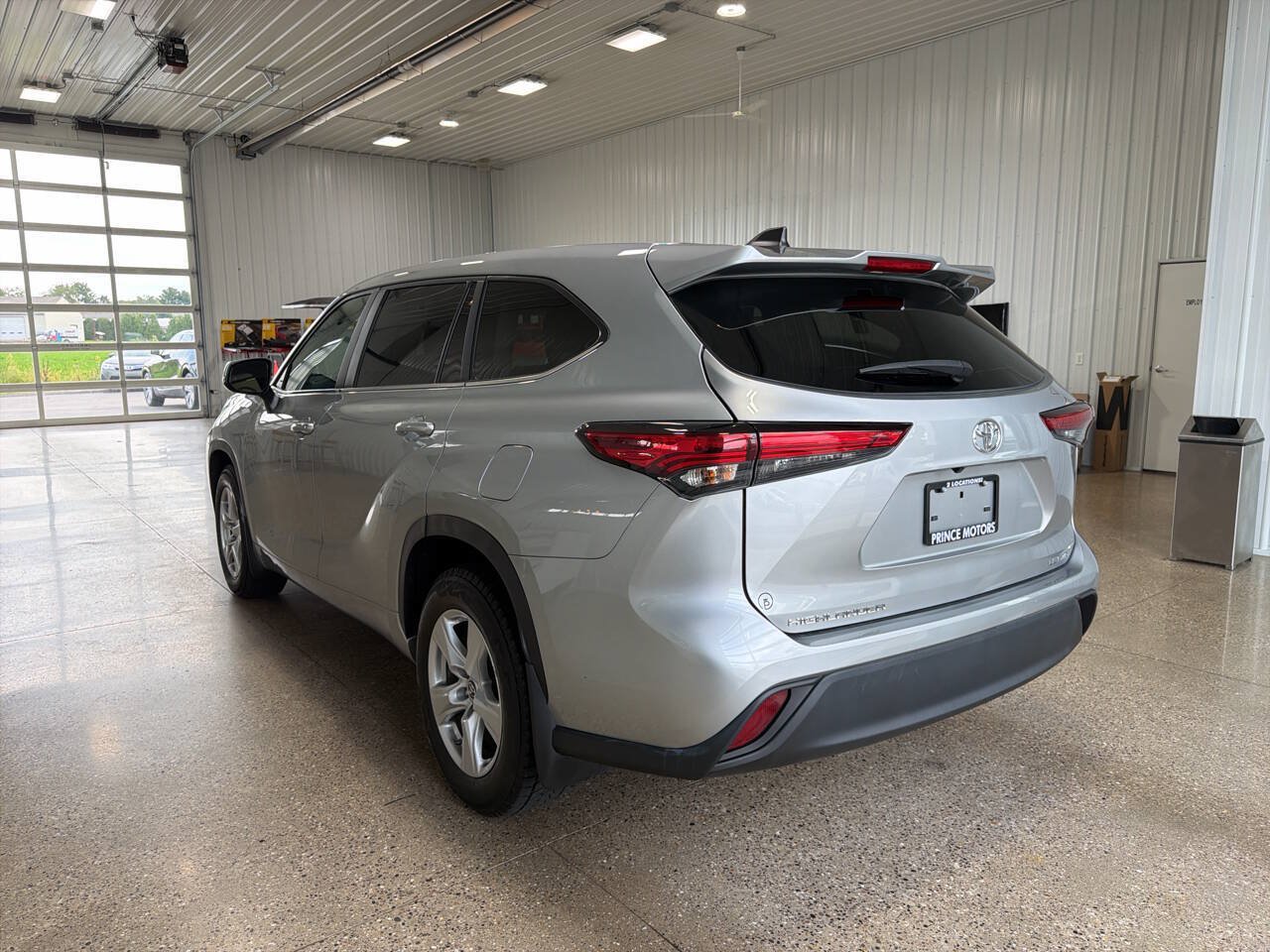 Used 2023 Toyota Highlander LE AWD/4WD image 3
