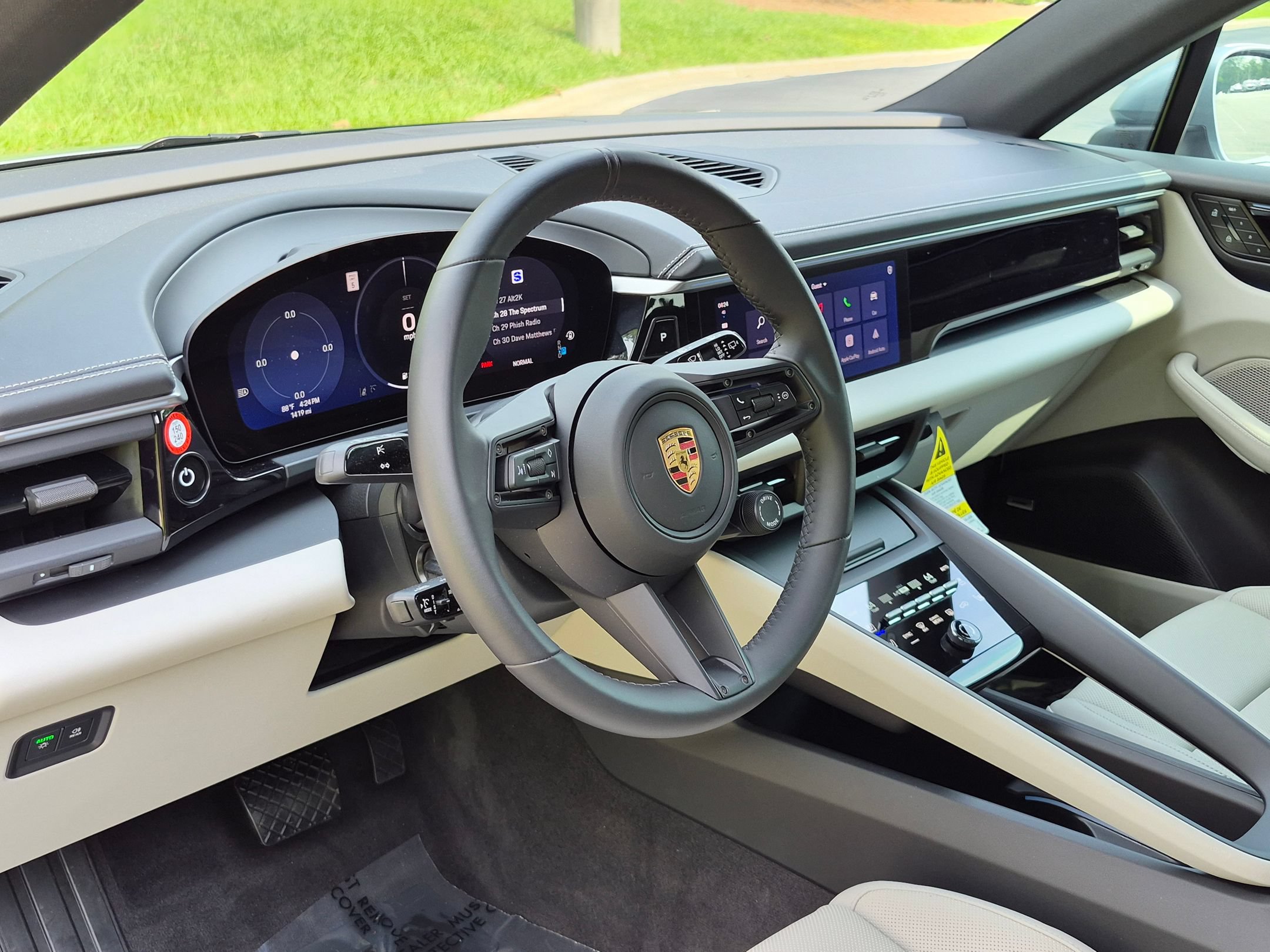 Certified 2025 Porsche Macan Electric RWD image 4