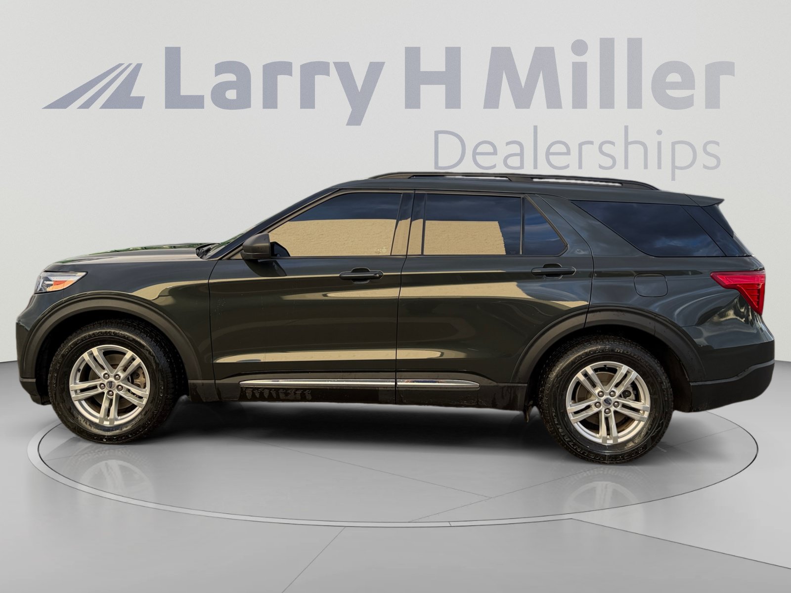 Used 2022 Ford Explorer XLT w/ Equipment Group 202A RWD image 2