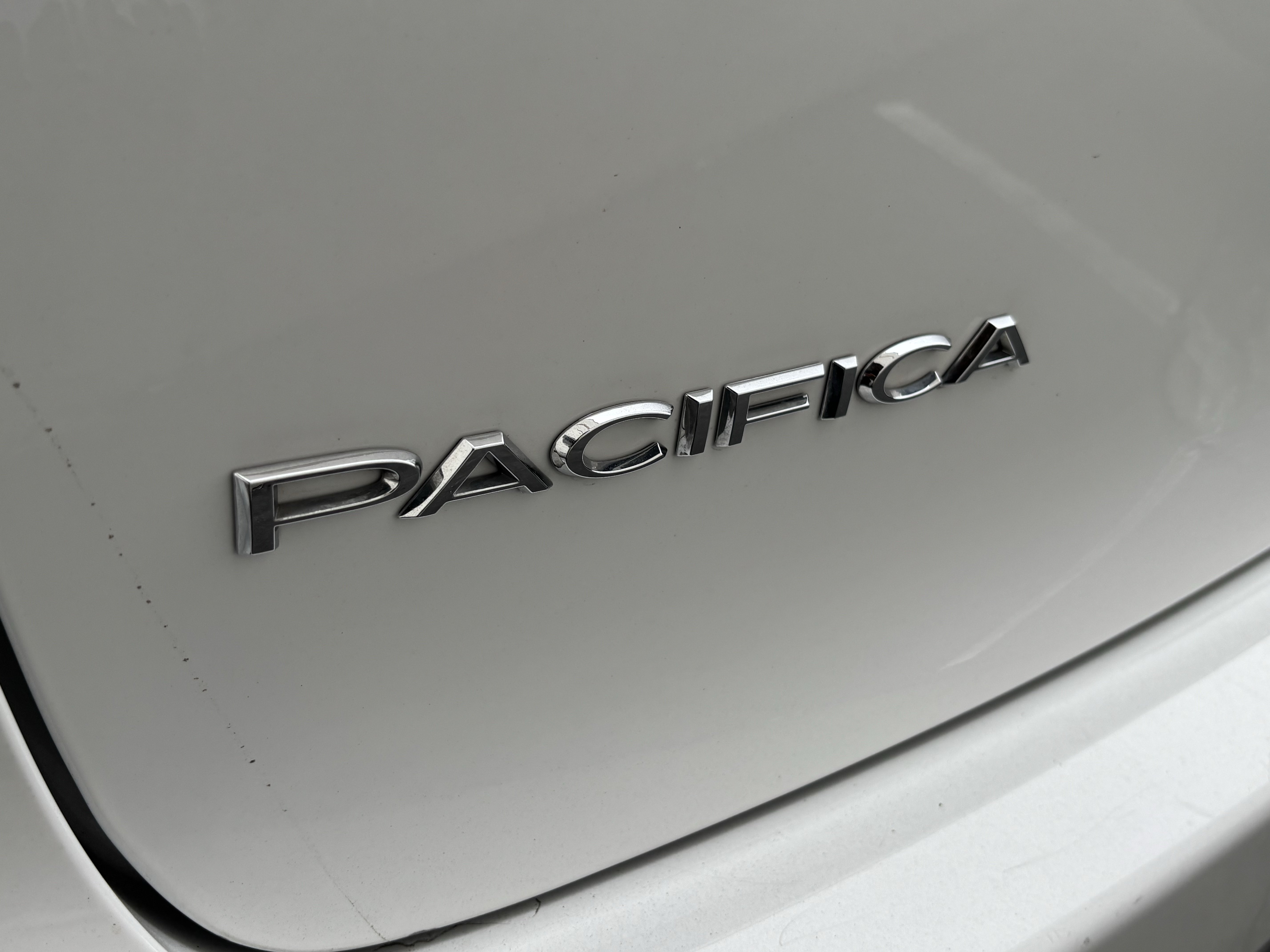 Used 2024 Chrysler Pacifica Touring FWD image 3