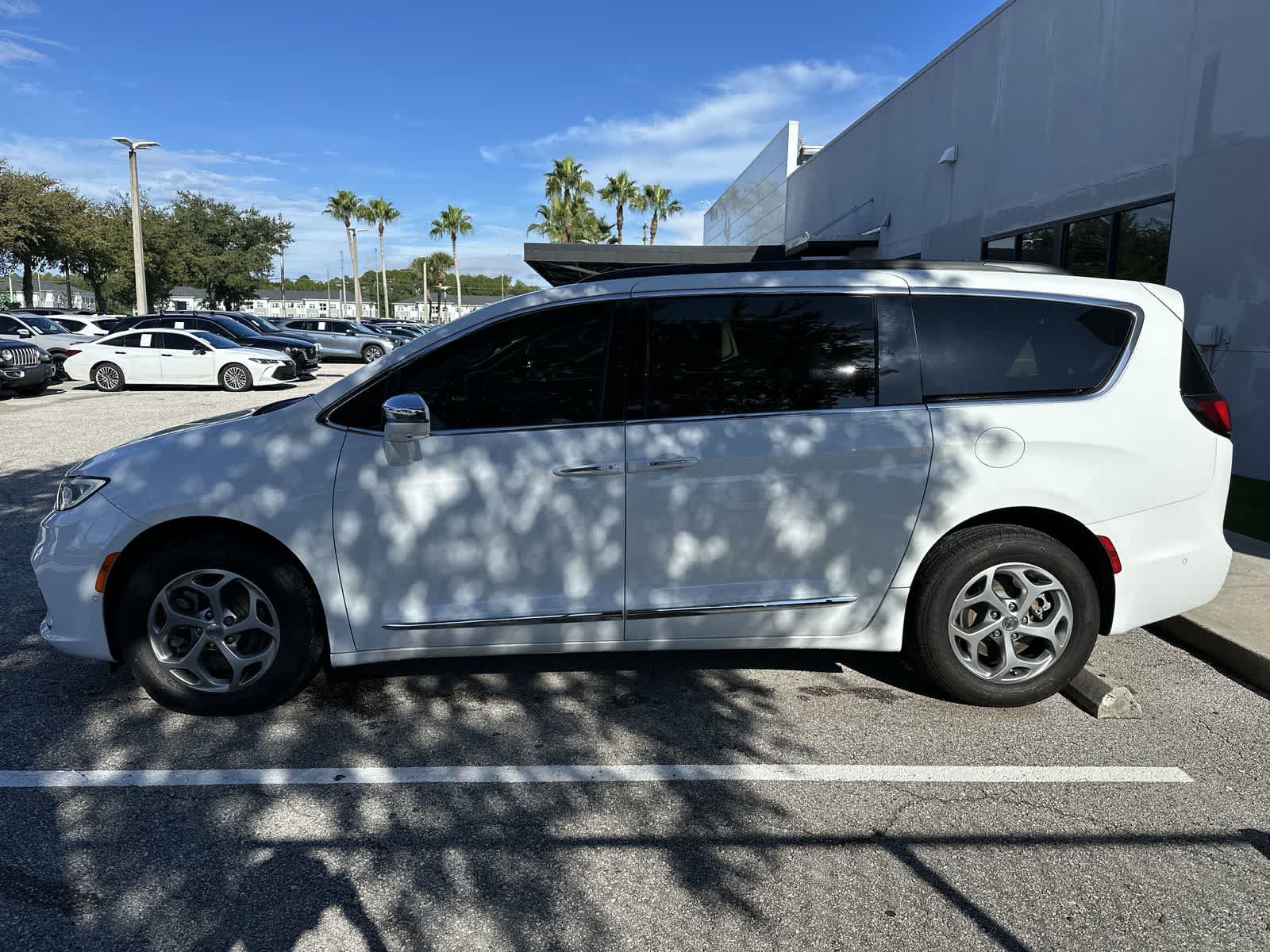 Used 2022 Chrysler Pacifica Limited w/ Uconnect Theater Family Group AWD/4WD image 5