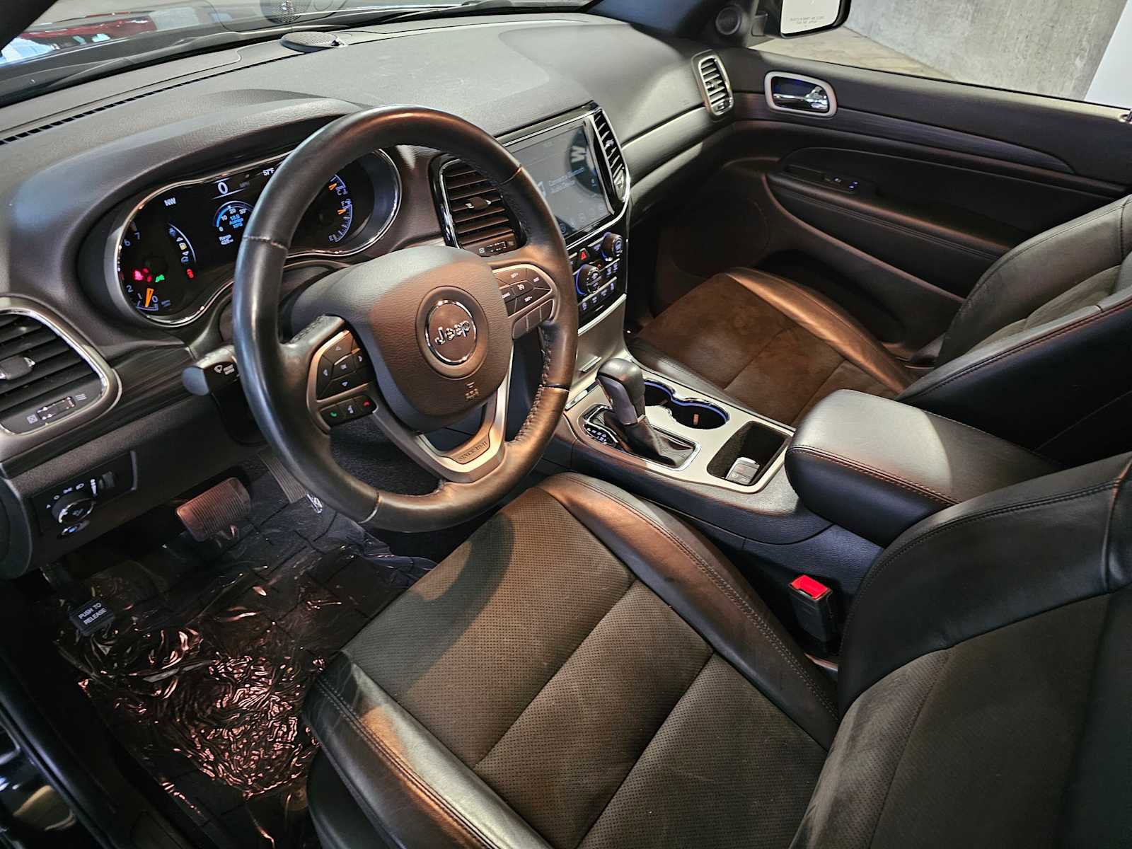 Used 2021 Jeep Grand Cherokee Laredo X image 2