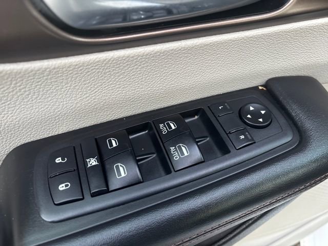 Used 2018 Chrysler Pacifica Touring-L w/ Tire & Wheel Group image 14