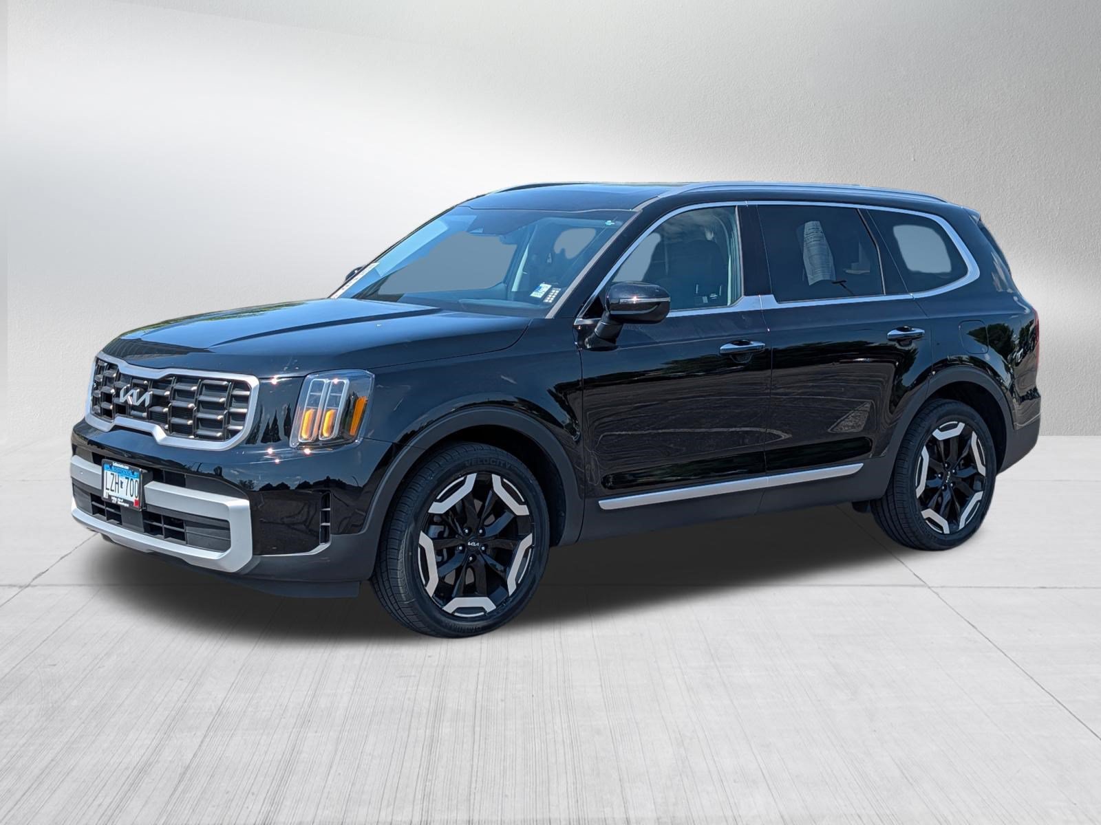 Certified 2024 Kia Telluride S w/ S Sunroof Package AWD/4WD image 3