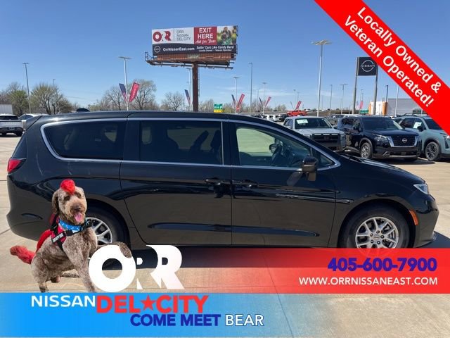 Used 2023 Chrysler Pacifica Touring-L image 6