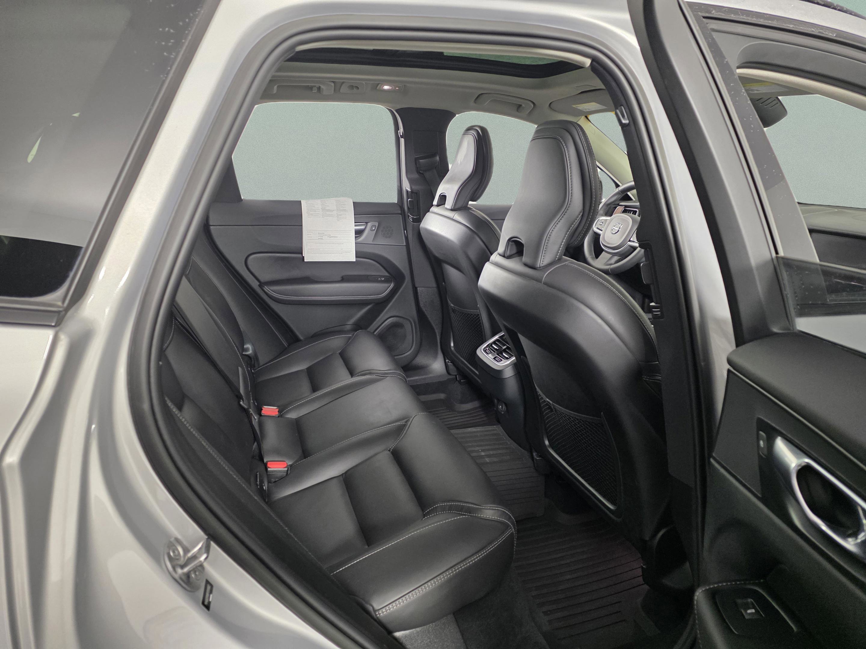 Used 2023 Volvo XC60 B6 Ultimate w/ Protection Package Premier image 17