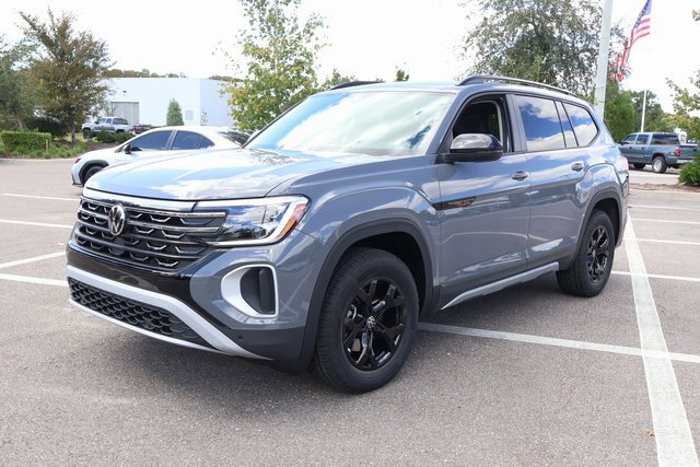 New 2026 Volkswagen Atlas Peak Edition image 3