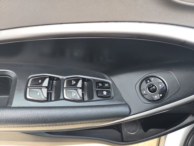 Used 2017 Hyundai Santa Fe SE image 14