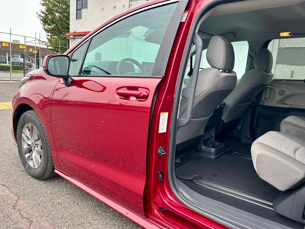 Certified 2024 Toyota Sienna LE AWD/4WD image 11