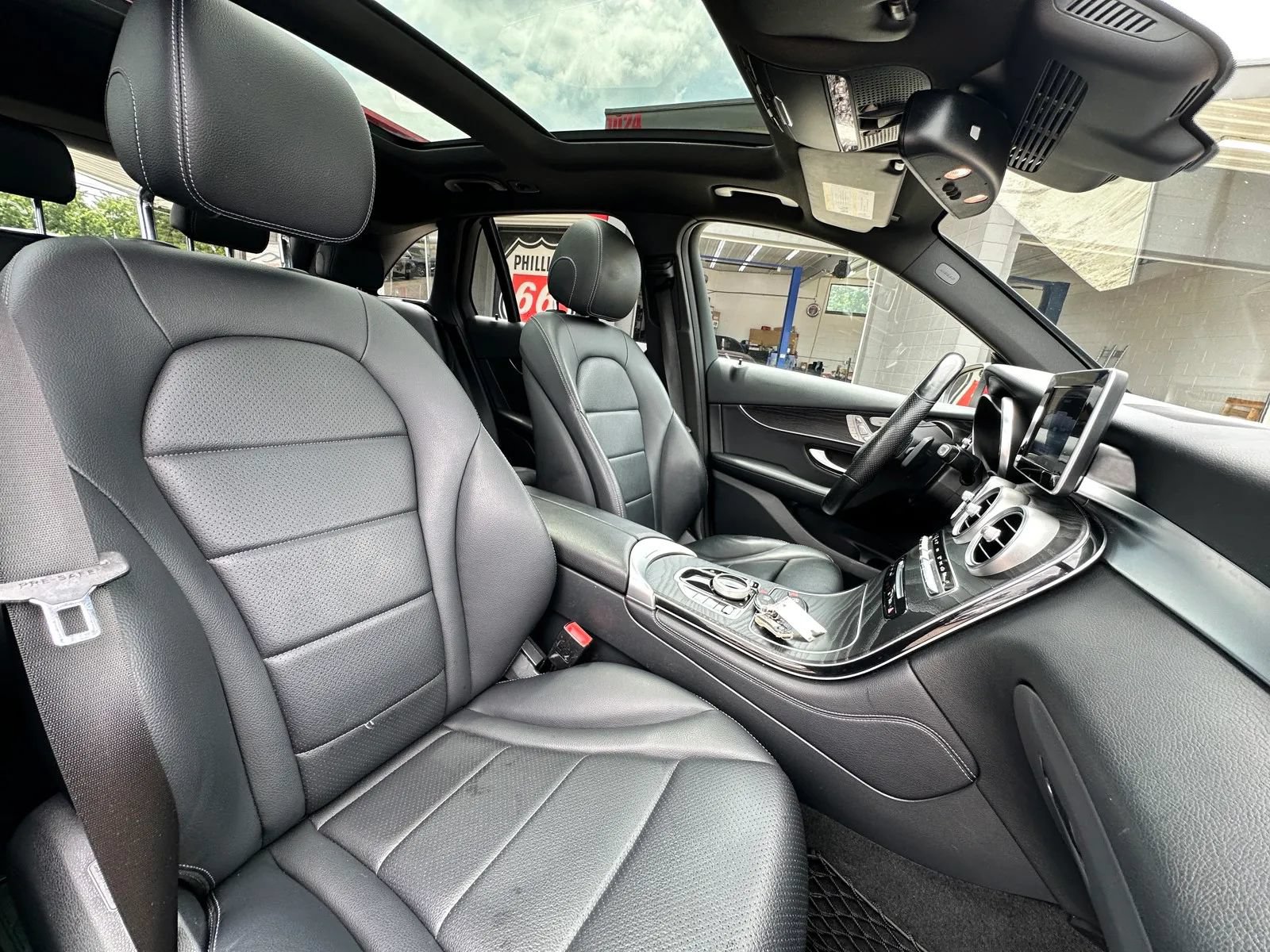 Used 2018 Mercedes-Benz GLC 300 4MATIC w/ Premium Package image 21