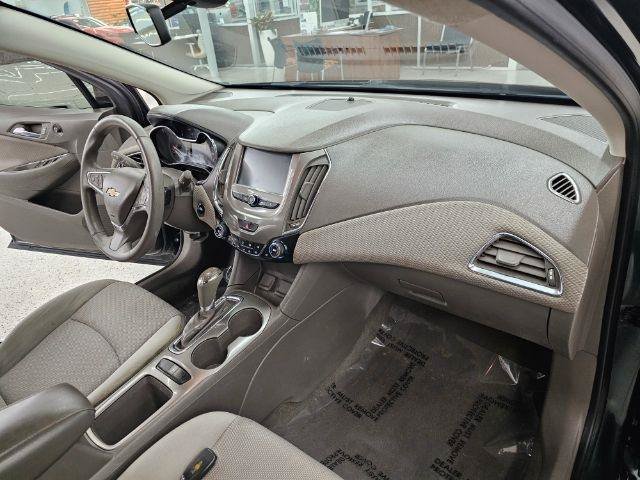 Used 2018 Chevrolet Cruze LT w/ Convenience Package FWD image 8