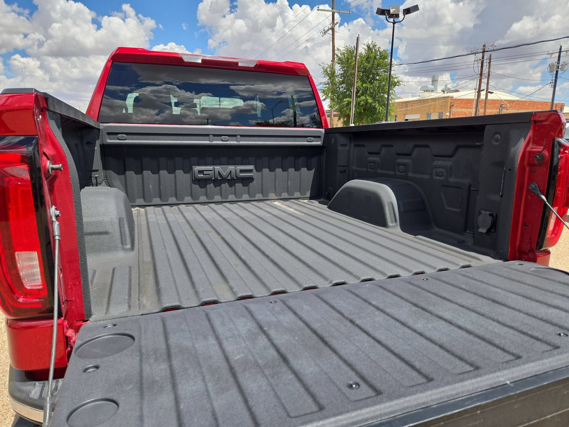 Used 2023 GMC Sierra 1500 SLT AWD/4WD image 12