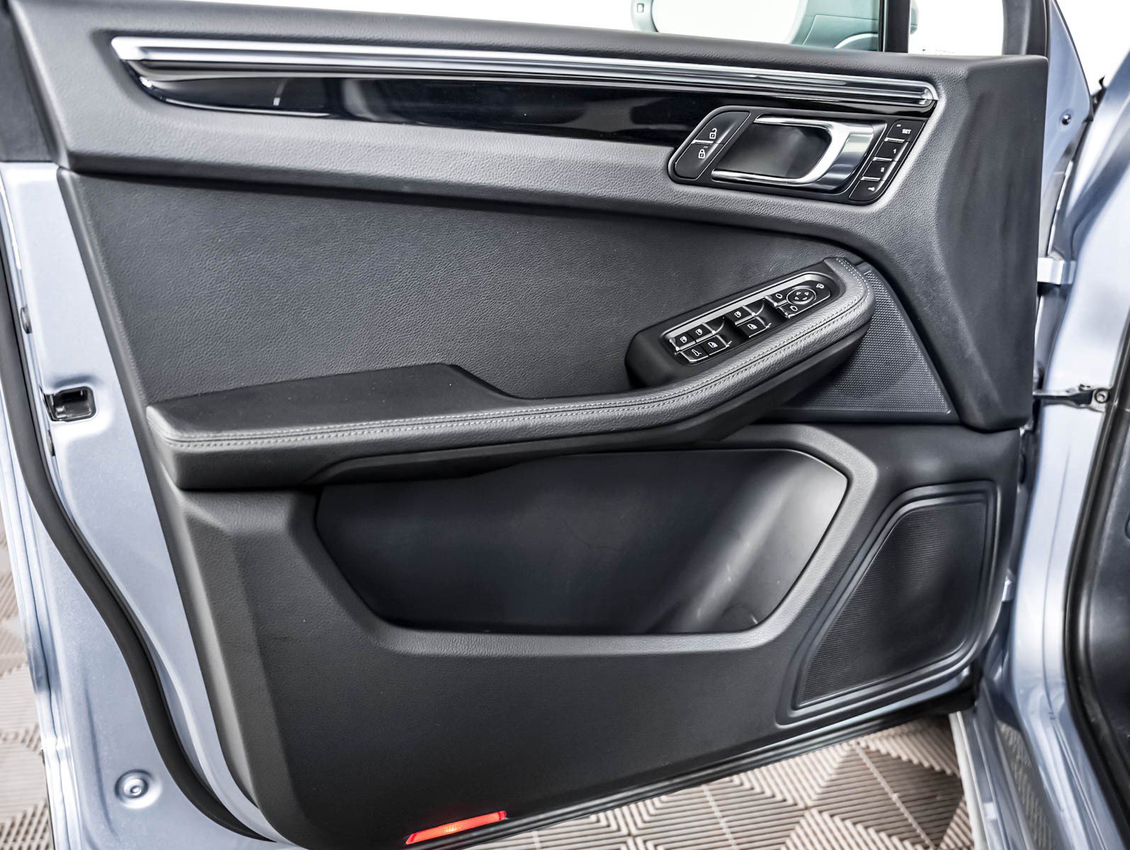 Certified 2023 Porsche Macan AWD/4WD image 29