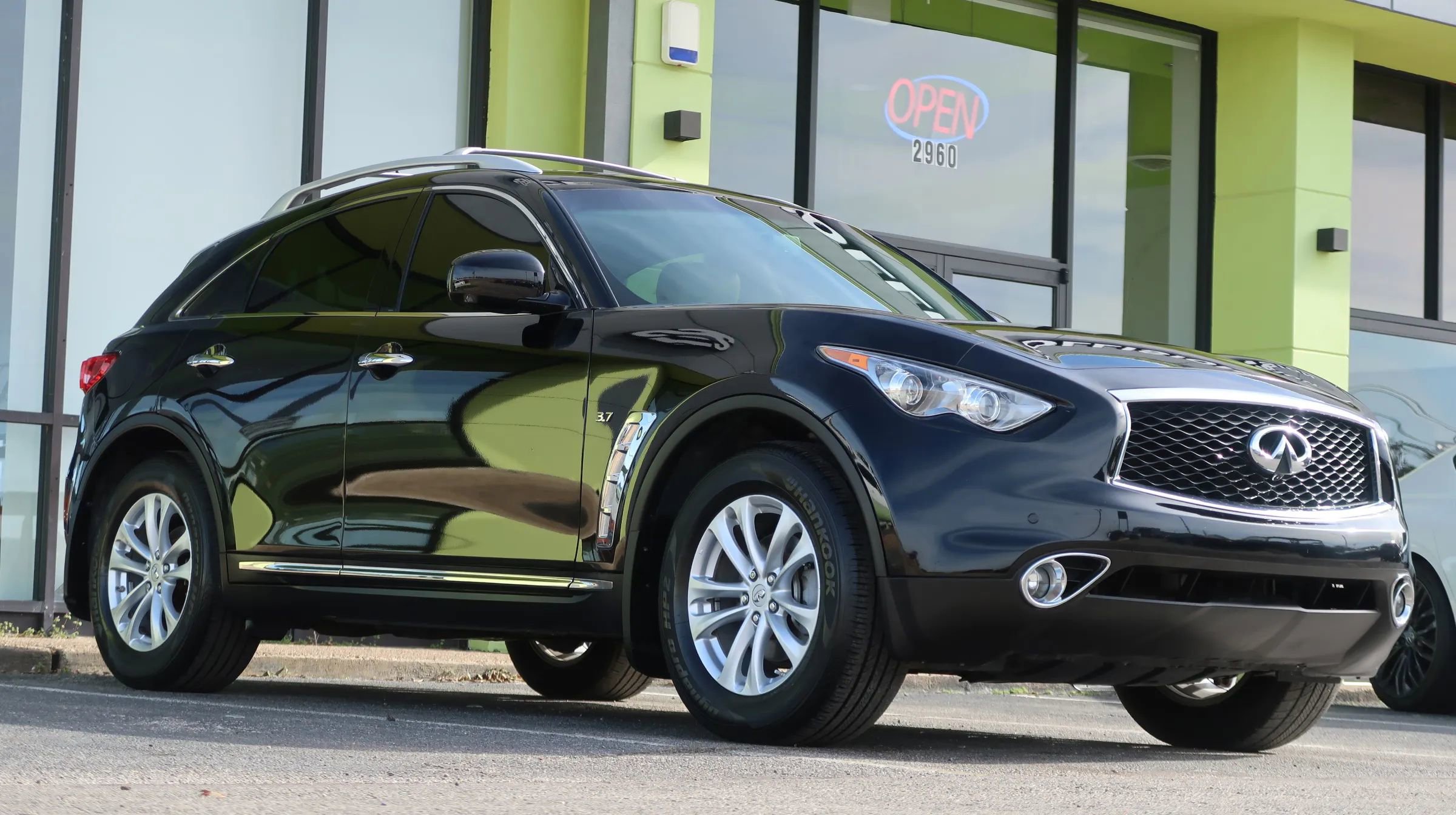 Used 2017 INFINITI QX70 3.7 w/ Premium Package image 6