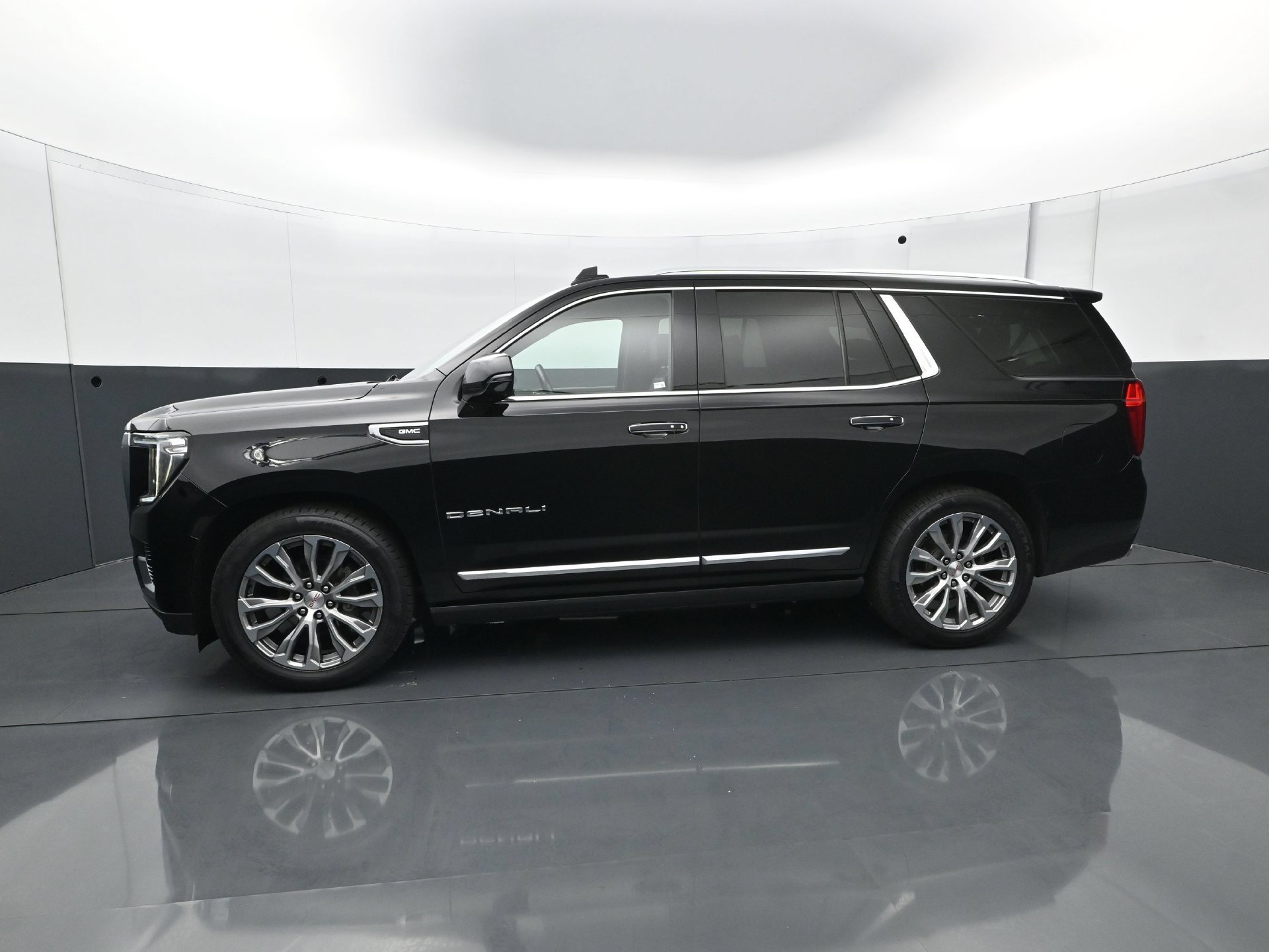 Used 2021 GMC Yukon Denali w/ Denali Ultimate Package AWD/4WD image 3