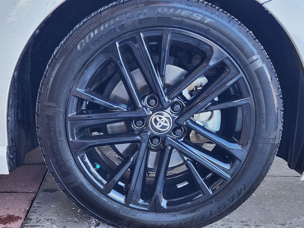 Used 2025 Toyota Camry SE w/ Convenience Package image 4