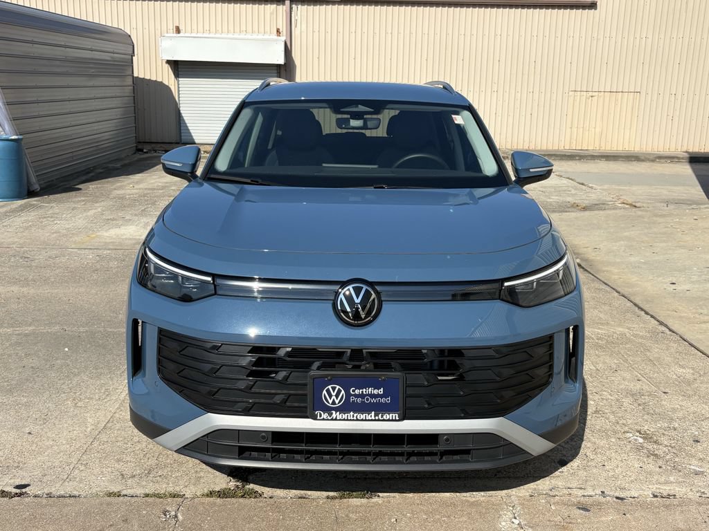 Used 2025 Volkswagen Tiguan SE FWD image 2