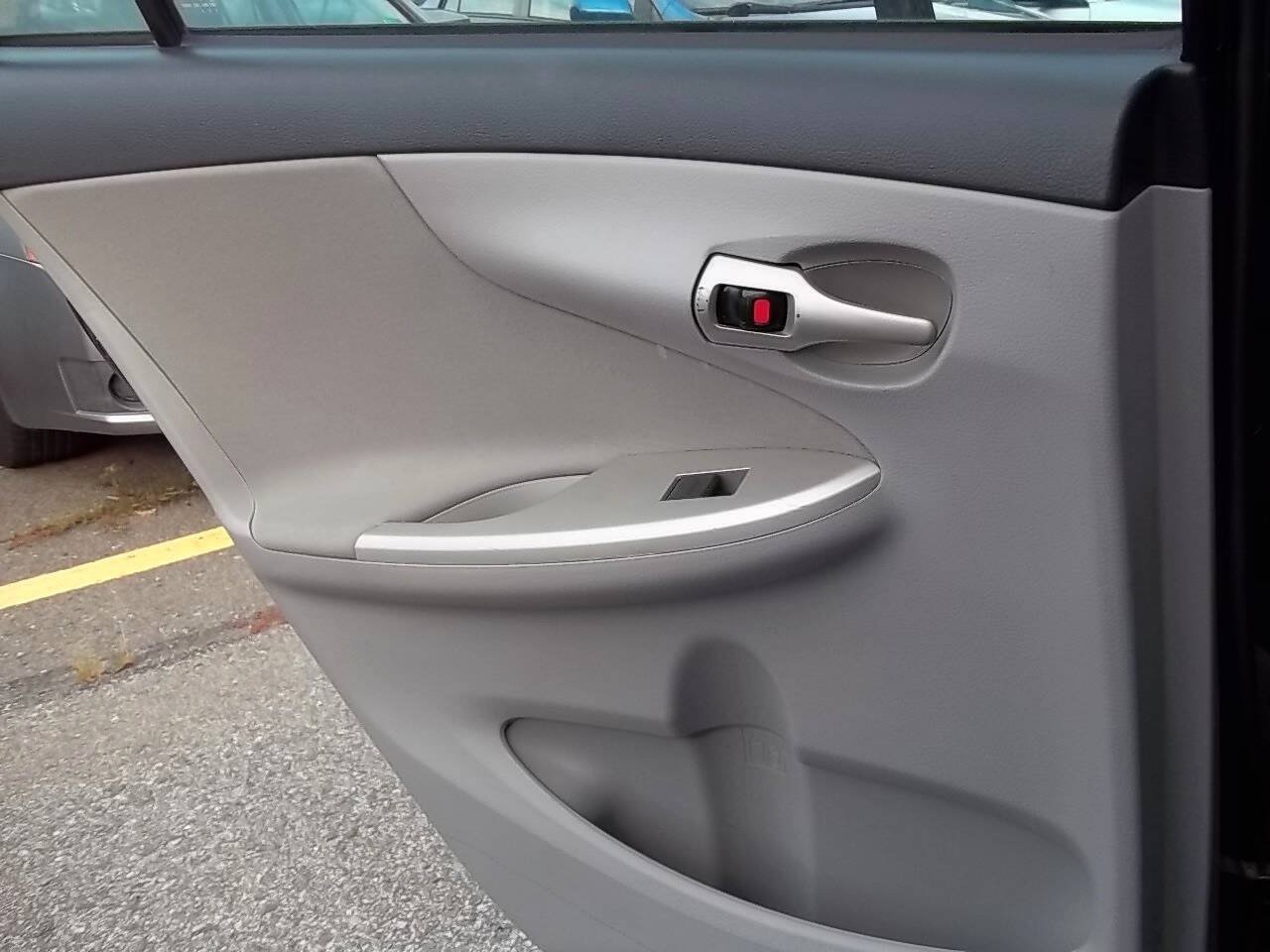 Used 2011 Toyota Corolla LE FWD image 12