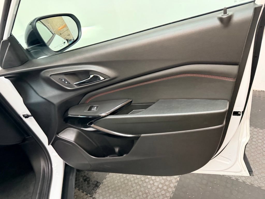 Used 2024 Chevrolet Trax RS w/ Sunroof Package FWD image 37