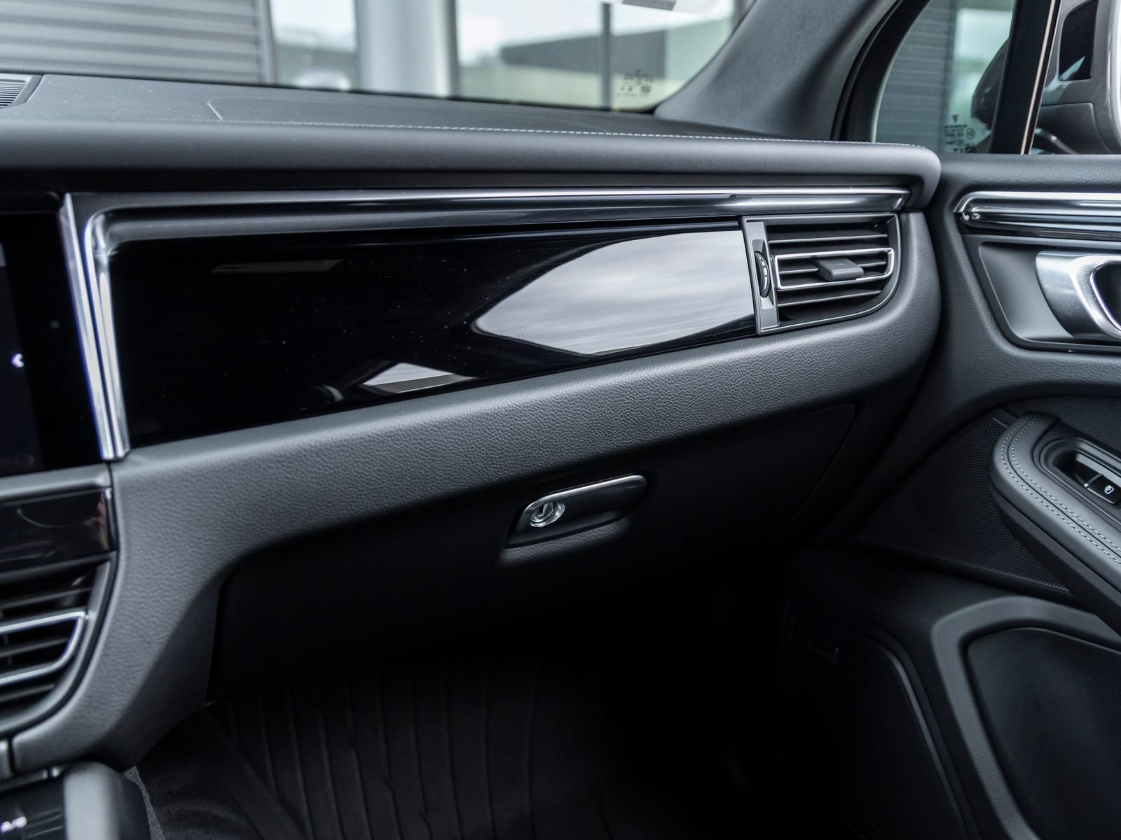 Certified 2025 Porsche Macan Turbo AWD/4WD image 26