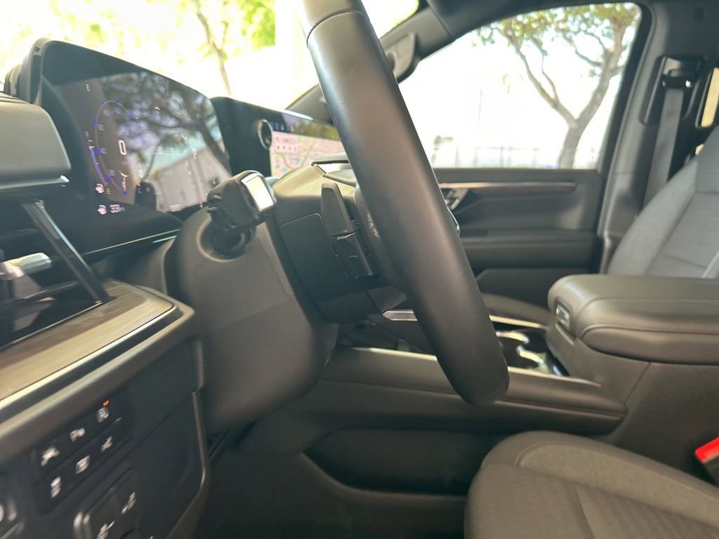 Used 2025 Chevrolet Suburban LS RWD image 43