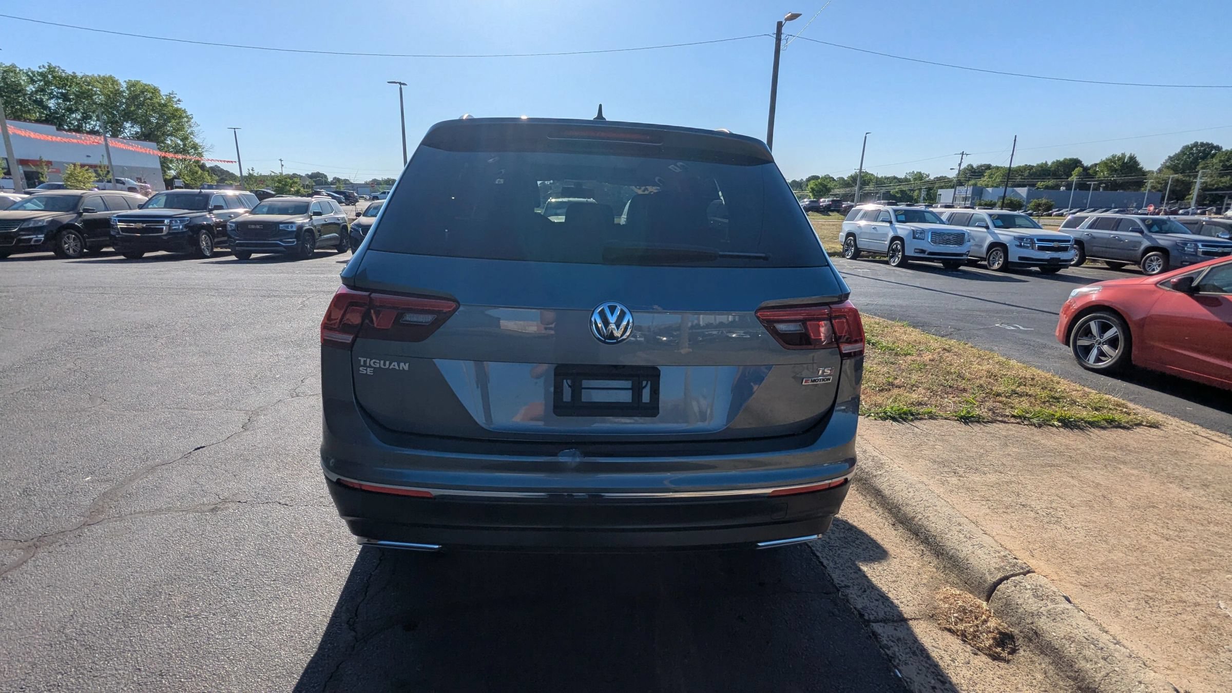 Used 2018 Volkswagen Tiguan SE w/ Panoramic Sunroof Package AWD/4WD image 6