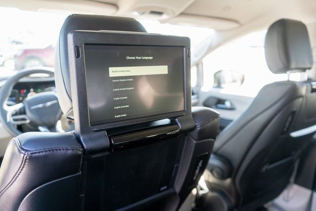 Used 2023 Chrysler Pacifica Touring-L w/ Uconnect Theater Family Group image 13