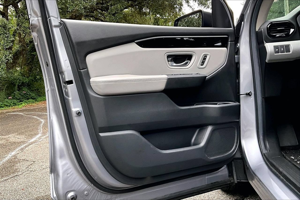 Used 2025 Honda Pilot Touring image 17