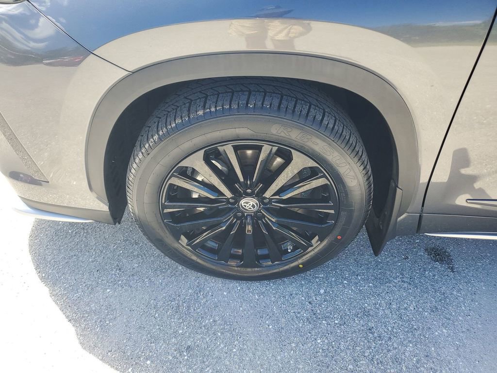 Certified 2023 Toyota Highlander L image 18
