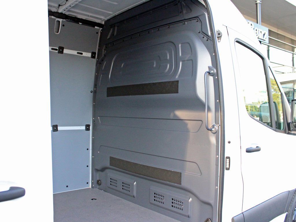 Used 2025 Mercedes-Benz Sprinter 2500 image 7