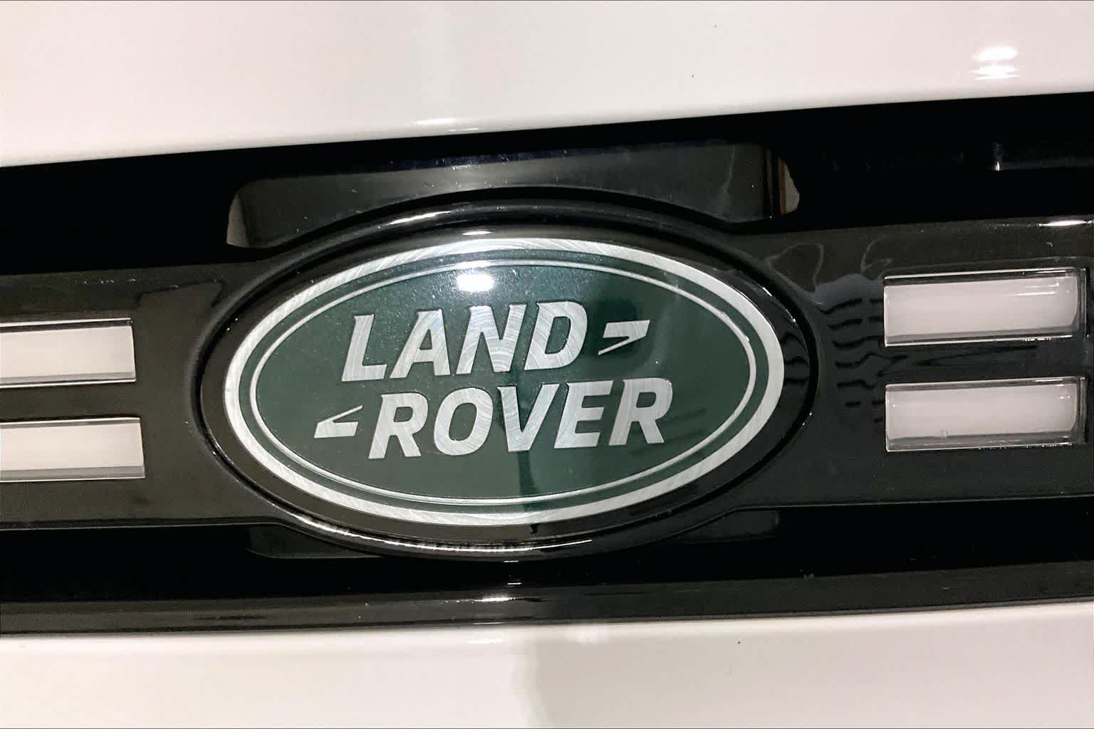Used 2025 Land Rover Defender 110 V8 AWD/4WD image 32