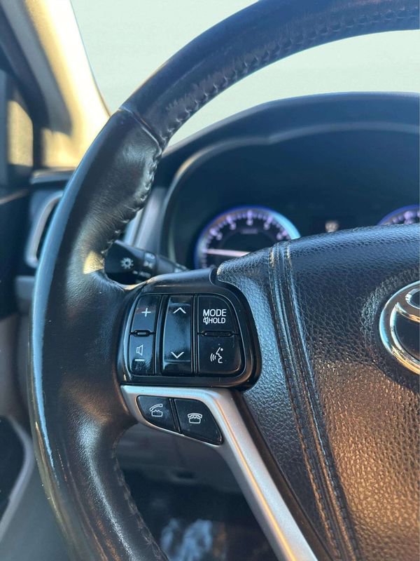 Used 2014 Toyota Highlander Limited w/ Driver Technology Package image 30